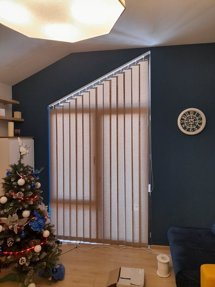 Наклонные вертикальные жалюзи