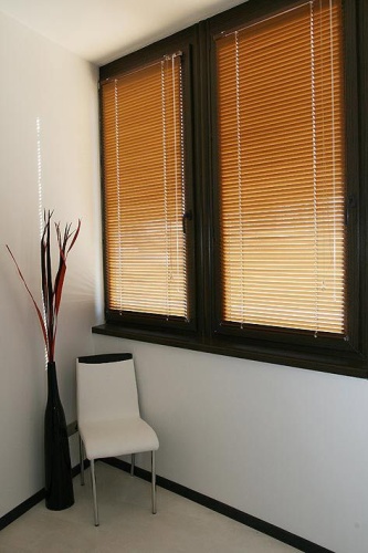 Алюминиевые жалюзи окраска под дерево